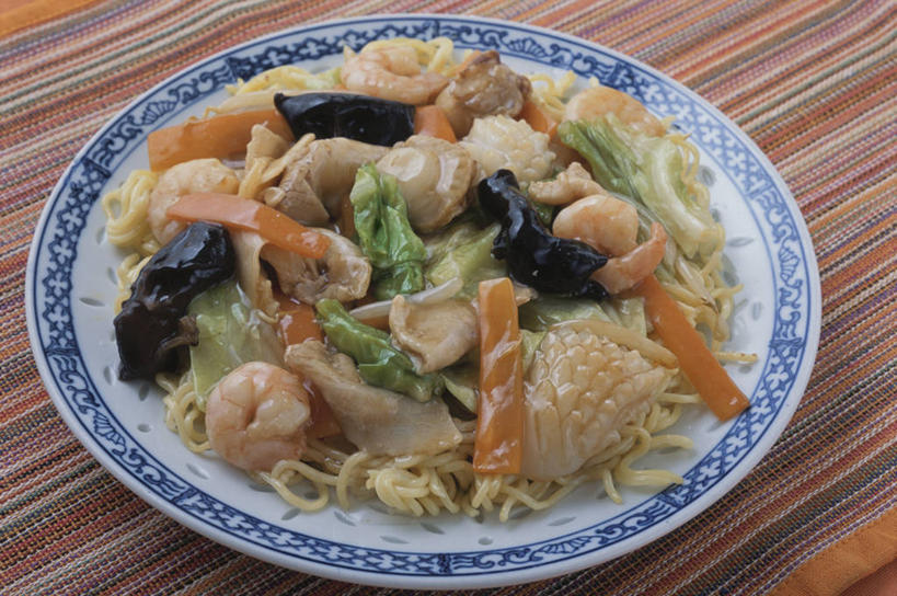 海鲜,面食,面条,无人,横图,俯视,室内,特写,白天,烹饪,中餐,餐桌,桌子,蔬菜,餐具,阴影,新鲜,反射,碟子,盘,影子,陶瓷,菌菇,面,料理,食品,陶瓷制品,菌类,水产,木耳,菜肴,美食,海洋生物,食物,一个,盘子,碟,中式,食用菌,佳肴,有机食品,绿色食品,单个,餐台,黑木耳,真菌,水生动物,海产品,水生物,海底动物,光木耳,彩图,高角度拍摄