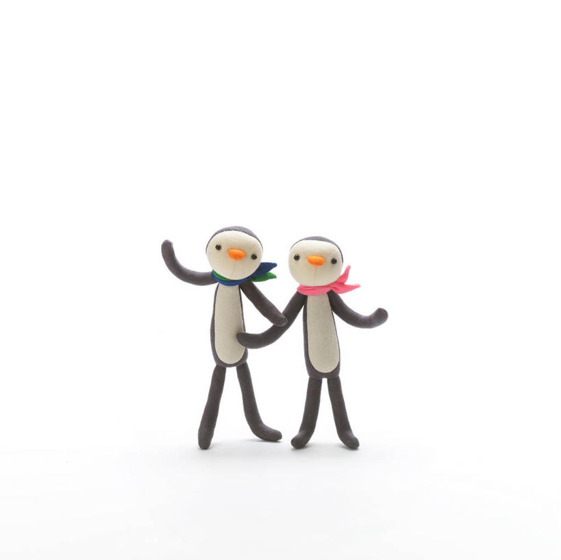 无人,站,举,横图,室内,特写,白天,白色背景,正面,企鹅,野生动物,静物,纺织品,阴影,装饰,反射,布,影子,织物,注视,动物,围巾,观察,看,托,站着,两只,温暖,可爱,摄影,毛毡,活泼,影棚,围脖,观看,保暖,华丽,布匹,点缀,察看,御寒,关注,衬托,美观,雅致,雅观,毛毡制品,举起,举手,举着,向上举,向上伸,向上托,站立,彩图,全身,影棚拍摄,拍摄