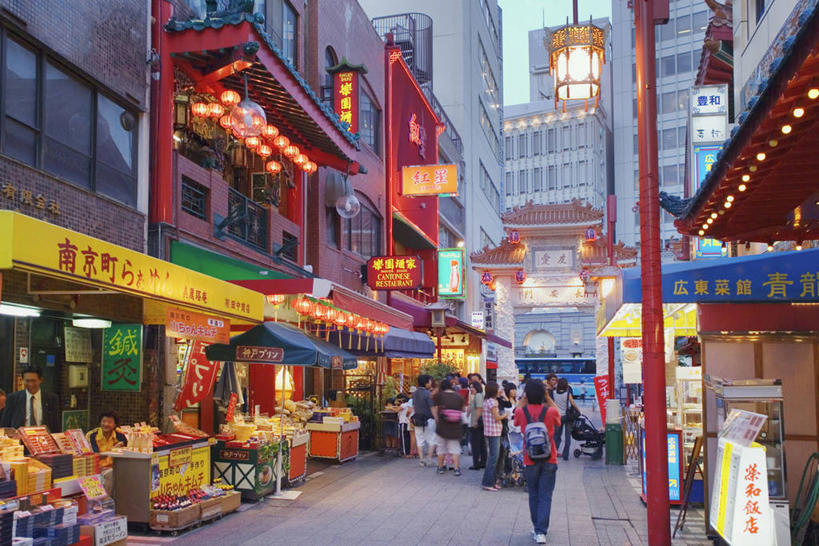 东方人,商店,站,走,横图,室外,白天,仰视,度假,美景,城市风光,城市,蔬菜,水果,日本,亚洲,行人,阴影,服装,新鲜,光线,日文,标志,伞,文字,影子,雨伞,遮阳伞,字符,景观,唐人街,灯光,生食,食品,果实,中央区,许多人,注视,休闲装,黄种人,娱乐,标识,阳伞,商铺,蔬果,路人,食物,衣服,观察,看,站着,一群人,享受,休闲,休闲服,汉字,景色,放松,服饰,有机食品,绿色食品,观看,察看,太阳伞,关注,中文,中华街,东亚,本州,本州岛,日本国,近畿地方,近畿,兵库,兵库县,日语,国文,华文,南京町,神户,神户市,神戸,县厅,神戸市,市肆,商号,过客,男人,男性,年轻男性,年轻女性,女人,女性,亚洲人,步行,散步,站立,走路,半身,彩图,低角度拍摄,店铺,日本神户唐人街