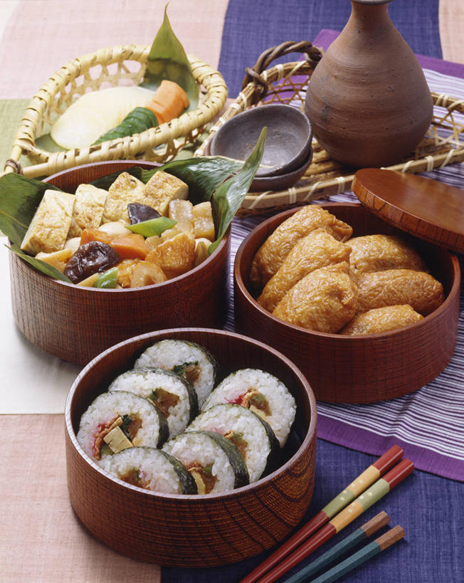 盒饭,米饭,寿司,无人,竖图,俯视,室内,白天,烹饪,餐桌,筷子,桌子,蔬菜,餐具,阴影,新鲜,反射,便当,影子,陶瓷,日本料理,料理,食品,陶瓷制品,饭,两双,文化,传统,豆腐皮,菜肴,美食,酒瓶,食物,瓶子,日式料理,日式,便捷,佳肴,有机食品,绿色食品,餐台,礼节,五谷,便利,醋饭,腐竹,礼仪,快捷,弁当,四喜饭,豆腐衣,油皮,进餐用具,彩图,高角度拍摄,清酒瓶