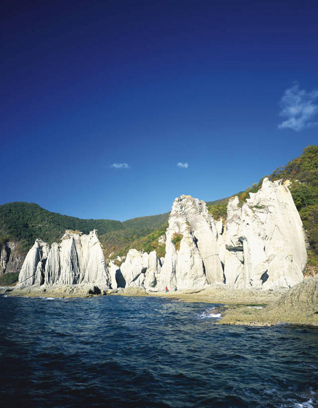 无人,竖图,室外,白天,正面,旅游,度假,海浪,海洋,美景,沙滩,山,山脉,树林,植物,日本,亚洲,阴影,光线,沙子,影子,海岸,景观,浪花,山峰,云,云朵,沙地,山峦,云彩,娱乐,树,树木,蓝色,绿色,白云,蓝天,天空,阳光,自然,海水,群山,天,享受,休闲,景色,放松,生长,晴朗,成长,自然风光,海景,东亚,本州,本州岛,日本国,青森,青森县,东北地方,大海,风浪,海,海水的波动,海滩,近岸浪,涌浪,晴空,彩图,下北半岛,下北郡