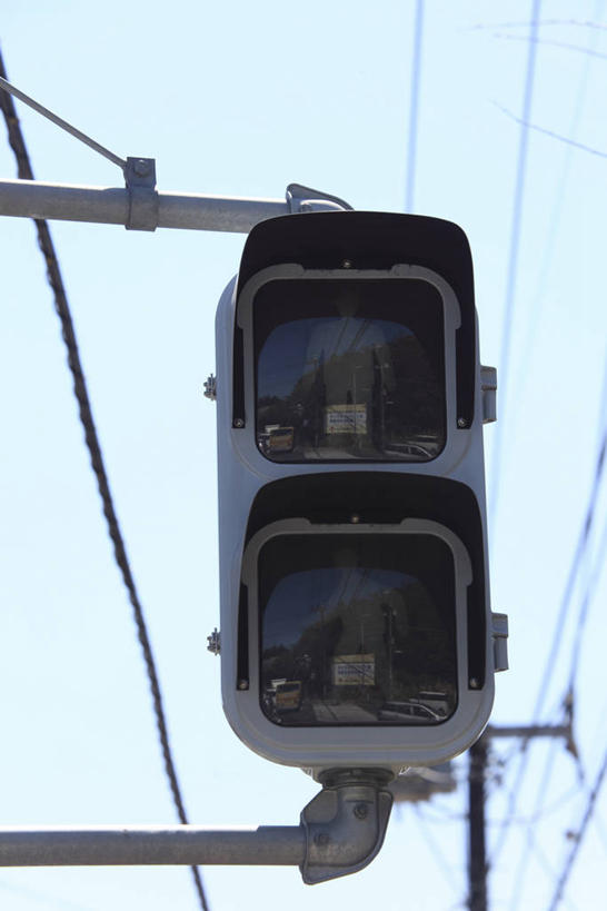 无人,竖图,室外,特写,白天,仰视,安全,神奈川,日本,亚洲,阴影,电力,光线,电线,电线杆,线,影子,红绿灯,电能,信号灯,交通,神奈川县,线路,蓝色,蓝天,天空,阳光,天,警示,晴朗,电,电源,提示,能量,流通,东亚,交通信号灯,本州,万里无云,行人信号灯,关东地方,本州岛,日本国,晴空,晴空万里,彩图,低角度拍摄,停电