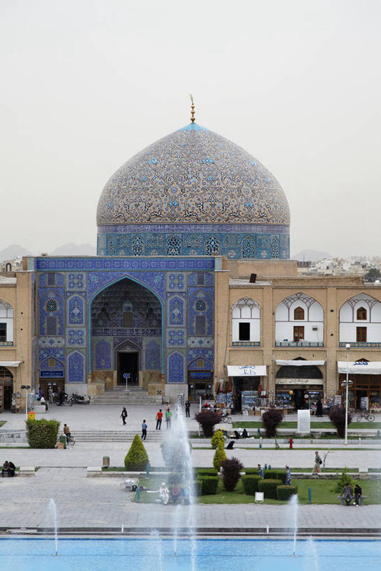 东方人,站,走,竖图,室外,白天,正面,旅游,度假,草地,草坪,名胜古迹,植物,标志建筑,地标,建筑,喷泉,伊朗,亚洲,行人,阴影,服装,节日,遗迹,光线,影子,景观,许多人,注视,休闲装,黄种人,古迹,文化,文物,娱乐,建设,古建筑,路人,草,衣服,蓝色,绿色,蓝天,天空,阳光,天,观察,看,品味,祈祷,站着,一群人,享受,休闲,健康,休闲服,旅游胜地,放松,许愿,宗教,服饰,信仰,晴朗,观看,纪念,祈求,察看,伊斯兰教,关注,清真寺,西亚,水景,古文明,万里无云,美观,伊朗伊斯兰共和国,伊斯法罕省,过客,伊玛目清真寺,平安,男人,男性,年轻男性,年轻女性,女人,女性,亚洲人,设计,晴空,晴空万里,步行,散步,站立,走路,半身,彩图