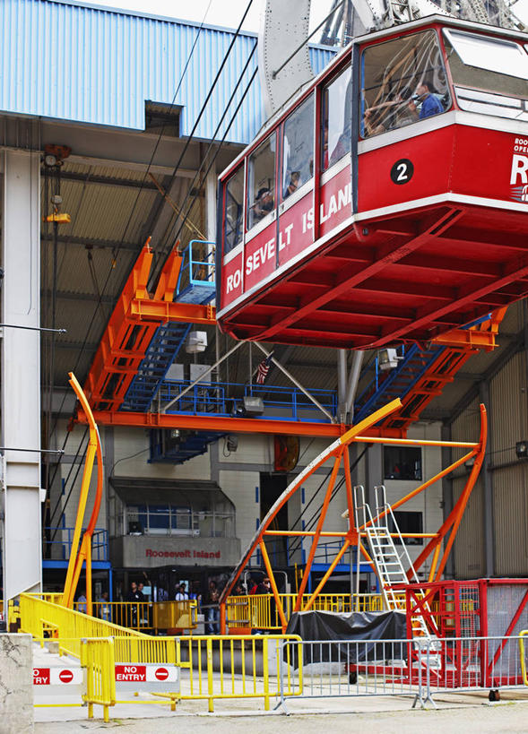 无人,栏杆,竖图,室外,白天,仰视,度假,美景,窗户,城市风光,城市,纽约,美国,阴影,光线,影子,景观,围栏,娱乐,护栏,玻璃窗,缆车,阳光,交通工具,享受,休闲,景色,放松,北美,北美洲,美洲,索道,纽约市,纽约州,帝国之州,帝国州,北亚美利加洲,亚美利加洲,缆索铁路,彩图,低角度拍摄,罗斯福岛,美利坚合众国