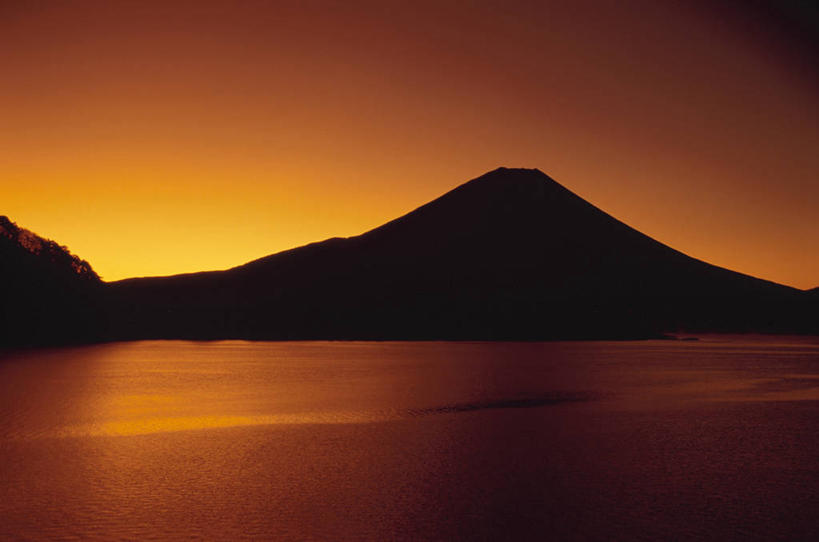 无人,横图,室外,白天,正面,旅游,度假,日出,湖,湖泊,美景,山,山脉,水,太阳,日本,亚洲,湖面,景观,山峰,水流,水面,朝霞,晨曦,黎明,山峦,背光,娱乐,天空,阳光,自然,湖水,群山,天,享受,休闲,景色,放松,自然风光,逆光,东亚,本州,本州岛,日本国,中部地方,山梨,山梨县,富士五湖,朝阳,彩图,卯时,破晓,日始,南都留郡,本栖湖,富士河口湖町