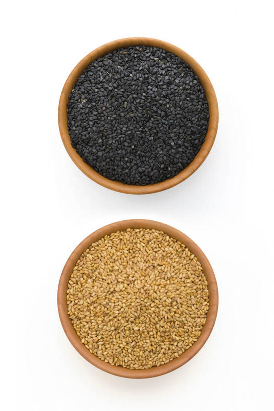 无人,竖图,俯视,室内,特写,白天,白色背景,餐具,一堆,许多,堆叠,堆积,碟子,盘,芝麻,很多,两个,白色,盘子,碟,摄影,白芝麻,影棚,堆,黑芝麻,脂麻,胡麻,白麻,巨胜子,油麻,彩图,高角度拍摄,影棚拍摄,拍摄