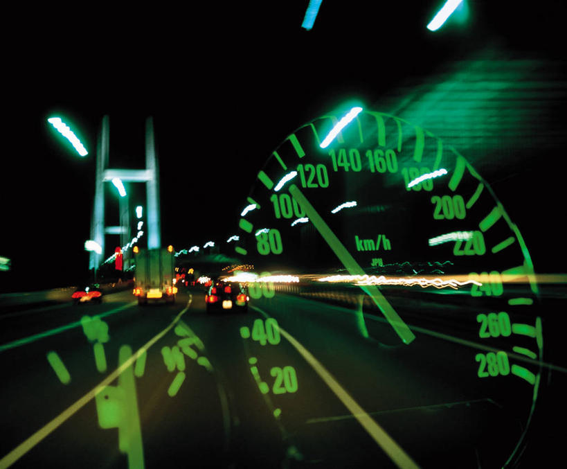 无人,横图,室外,夜晚,正面,长时间曝光,大桥,道路,路,桥梁,公路,汽车,阴影,光线,标志,数字,文字,影子,字符,高架,桥,灯光,分界线,指针,停车线,交通,标识,车,交通工具,轿车,阿拉伯数字,车行道,车行道分界线,载具,标线,仪表盘,曝光,高架桥,车行线,高架道路,跨线桥,仪表,马路,彩图,车速表