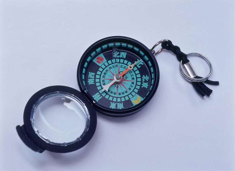 无人,横图,俯视,室内,特写,白天,白色背景,仪器,科技,静物,阴影,反射,科学,影子,方向,历史,一个,指南针,指示,摄影,地理,影棚,单个,罗盘,科学技术,指向,指北针,司南,发明,罗盘针,基准,彩图,高角度拍摄,影棚拍摄,拍摄,地质