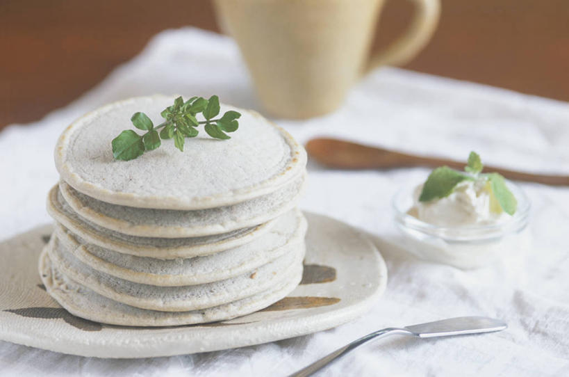 点心,无人,横图,俯视,室内,特写,白天,农作物,餐桌,桌子,蔬菜,餐具,阴影,朦胧,模糊,新鲜,反射,叉子,碟子,盘,影子,勺子,谷物,食品,荞麦,文化,小吃,食物,糕点,盘子,调羹,碟,汤匙,甜食,有机食品,绿色食品,餐台,薄饼,餐叉,豆瓣菜,水蔊菜,水田芥菜,水茼蒿,西洋菜,法国薄饼,进餐用具,彩图,高角度拍摄,水芥菜,水田芥,水田芹