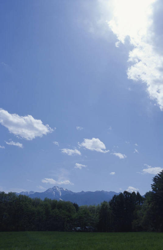 无人,公园,竖图,室外,白天,正面,旅游,度假,草地,草坪,美景,山,山脉,树林,植物,长野县,日本,亚洲,阴影,光线,影子,景观,山峰,云,云朵,山峦,云彩,娱乐,草,树,树木,蓝色,绿色,白云,蓝天,天空,阳光,自然,群山,天,享受,休闲,景色,放松,生长,晴朗,成长,自然风光,东亚,本州,本州岛,日本国,中部地方,山梨,山梨县,长野,晴空,彩图,国定公园,八岳中信高原国定公园