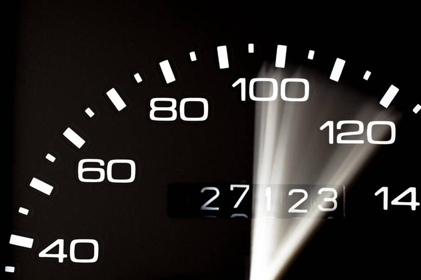 无人,横图,室内,特写,白天,正面,静物,阴影,朦胧,模糊,反射,标志,数字,文字,影子,字符,指针,标识,阿拉伯数字,仪表盘,仪表,彩图,车速表