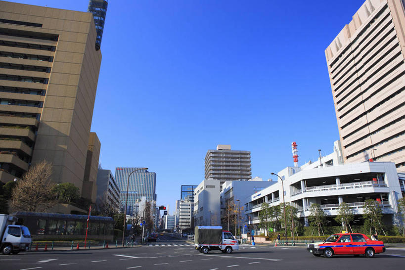 无人,高楼大厦,横图,室外,白天,仰视,度假,办公楼,美景,植物,城市风光,城市,大厦,道路,建筑,路,摩天大楼,写字楼,公路,汽车,东京,日本,亚洲,阴影,光线,影子,景观,分界线,停车线,交通,娱乐,车,树,树木,蓝色,绿色,蓝天,天空,阳光,自然,楼宇,交通工具,轿车,天,享受,休闲,商务楼,景色,放松,生长,晴朗,成长,车行道,车行道分界线,载具,标线,东亚,车行线,本州,万里无云,关东地方,本州岛,日本国,东京都,筑地,晴空,晴空万里,马路,彩图,低角度拍摄,大楼,高层建筑,高楼,摩天楼