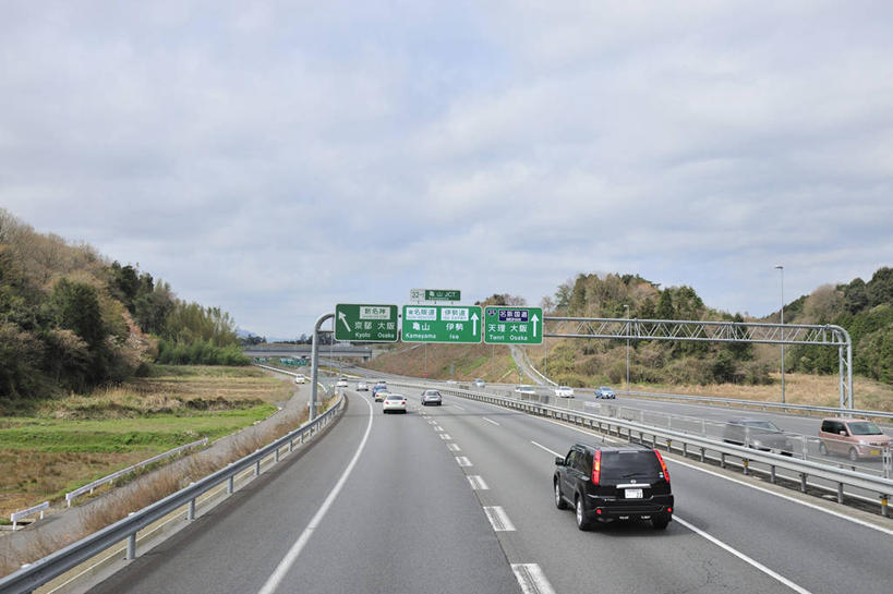 无人,横图,室外,白天,正面,度假,草地,草坪,美景,树林,植物,城市风光,城市,道路,路,公路,汽车,日本,亚洲,阴影,光线,影子,景观,云,云朵,分界线,停车线,交通,云彩,娱乐,车,草,树,树木,蓝色,绿色,白云,蓝天,天空,阳光,自然,交通工具,轿车,天,驾驶,行驶,享受,休闲,景色,放松,生长,晴朗,成长,车行道,车行道分界线,操纵,控制,载具,标线,东亚,操控,车行线,本州,三重县,本州岛,日本国,近畿地方,近畿,把持,三重,晴空,马路,彩图,龟山,龟山市