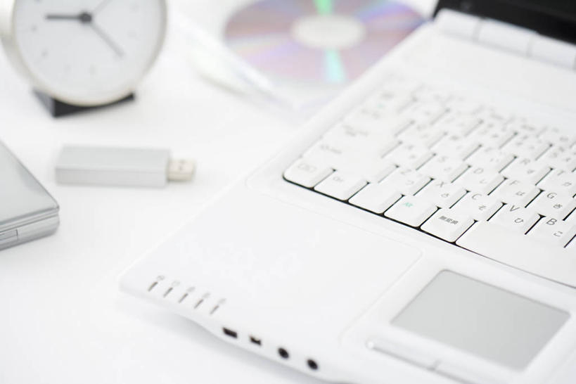 无人,办公室,横图,俯视,室内,特写,白天,电脑,笔记本电脑,数据,家具,桌子,静物,闹钟,阴影,朦胧,模糊,时间,反射,网络,信息,光盘,时钟,影子,办公桌,光碟,计时,存储介质,通讯设备,钟表,表,碟片,一台,存储,无线,通信设备,无线网络,无线上网,便携式电脑,u盘,办公家具,优盘,USB闪存盘,闪存盘,闪存,可移动存储设备,移动存储,手提电脑,钟,彩图,高角度拍摄