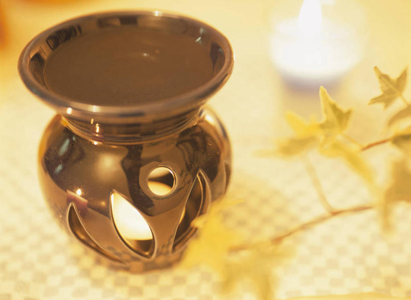 无人,横图,俯视,室内,特写,白天,蜡烛,叶子,阴影,朦胧,模糊,光线,火焰,影子,烛光,绿叶,燃烧,一个,点燃,嫩叶,单个,熏香炉,叶,叶片,彩图,高角度拍摄,精油炉,香精炉,香熏炉,香薰炉