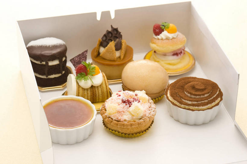 点心,无人,横图,俯视,室内,白天,白色背景,下午茶,纸盒,食品,糖,糖果,甜点,甜品,水果蛋糕,盒子,食物,糕点,包装盒,容器,甜食,奶油,巧克力,摄影,影棚,储藏,朱古力,黑巧克力,乳制品,储存,激凌,克林姆,淇淋,彩图,高角度拍摄,影棚拍摄,拍摄,贮存,蛋糕