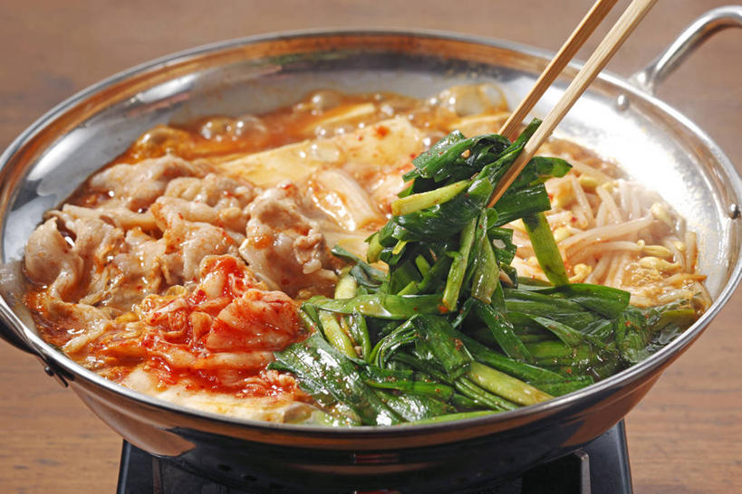 豆腐,泡菜,无人,横图,俯视,室内,特写,白天,烹饪,筷子,桌面,桌子,蔬菜,餐具,厨具,金属制品,一双,阴影,新鲜,反射,金属,木制,锅子,影子,木桌,肉,料理,食品,韩式,文化,传统,锅,火锅,猪肉,菜肴,美食,肉类,食物,一个,木制品,摄影,佳肴,有机食品,绿色食品,影棚,单个,锅具,礼节,豆制品,韩国料理,礼仪,肉食,韩国菜,韩式料理,烹饪用具,韩国泡菜,豚肉,暖锅,进餐用具,烹调用具,烹调,彩图,高角度拍摄,影棚拍摄,拍摄,木桌子,韩式泡菜火锅,泡菜火锅