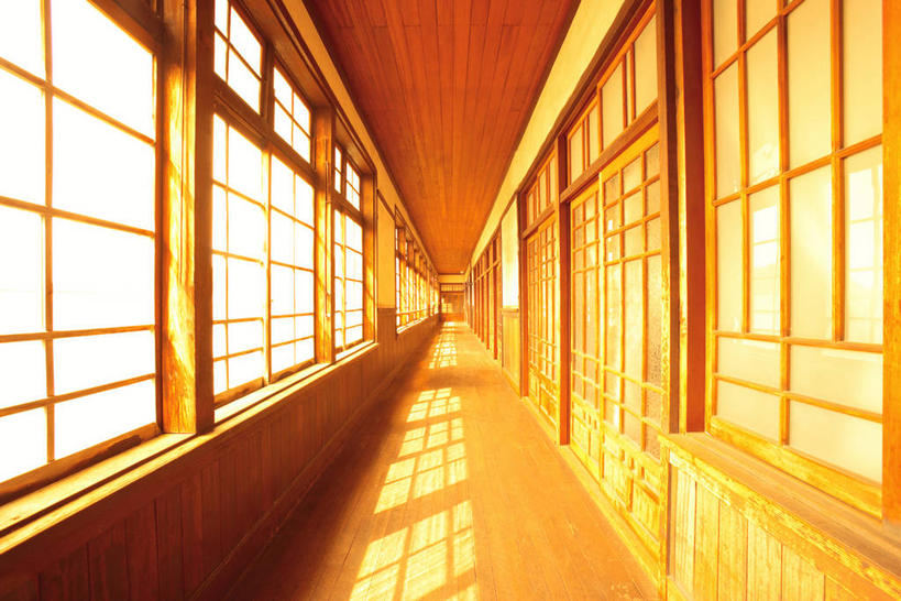 无人,学校,横图,室内,白天,正面,窗户,阴影,光线,影子,走道,走廊,过道,校园,玻璃窗,阳光,教室,课堂,彩图