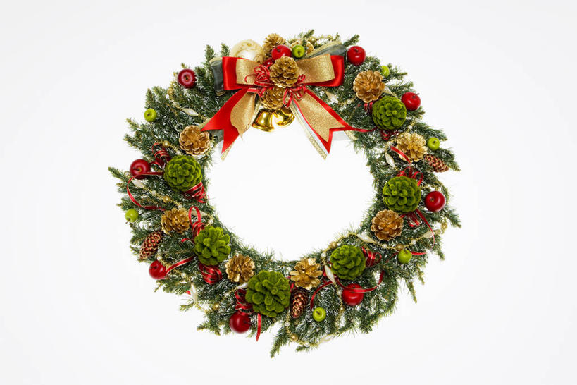 无人,横图,室内,特写,白天,白色背景,正面,金属制品,圣诞节,节日,庆祝,装饰,金属,花环,铃铛,丝绸,丝带,坚果,果实,松果,缎带,文化,绸带,蝴蝶结,干果,庆典,摄影,影棚,纪念,华丽,修饰,圣诞花环,点缀,松塔,衬托,美观,雅致,雅观,圣诞圈,圣诞铃铛,铜制,彩图,影棚拍摄,拍摄