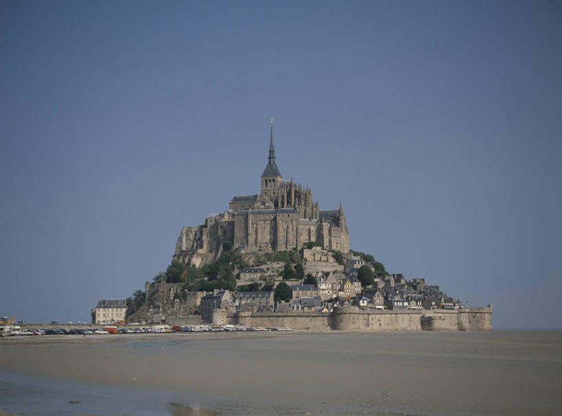 无人,家,横图,室外,白天,正面,旅游,度假,海浪,海洋,名胜古迹,沙滩,植物,标志建筑,地标,建筑,法国,欧洲,阴影,遗迹,光线,沙子,影子,房屋,屋子,海岸,浪花,沙地,古迹,文物,娱乐,建设,古建筑,楼房,住宅,树,树木,蓝色,绿色,蓝天,天空,阳光,自然,海水,天,享受,休闲,旅游胜地,放松,生长,晴朗,成长,西欧,法兰西,海景,古文明,万里无云,法兰西共和国,法兰西第五共和国,圣米歇尔山,下诺曼底,下诺曼底大区,芒什省,大海,风浪,海,海水的波动,海滩,近岸浪,涌浪,晴空,晴空万里,彩图,房子,圣米歇尔山修道院