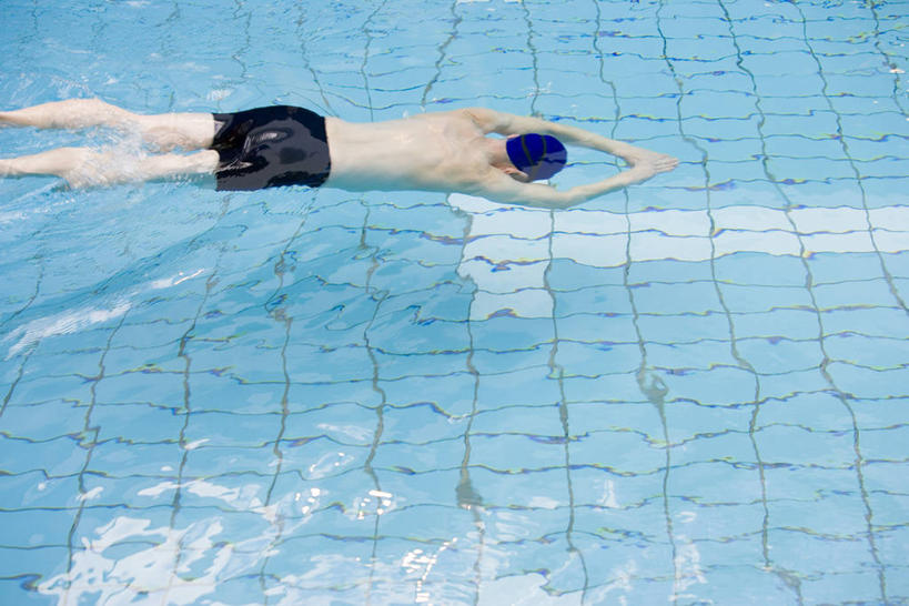 游泳,东方人,一个人,体育馆,游泳池,横图,俯视,室内,白天,锻炼,运动,水,帽子,亚洲,仅一个男性,仅一个人,仅一个中年男性,泳裤,泳帽,水池,水面,黄种人,泳池,裸露,游泳馆,游泳帽,裸,泅水,拍浮,体育,男人,男性,中年男性,亚洲人,半身,彩图,高角度拍摄,健身