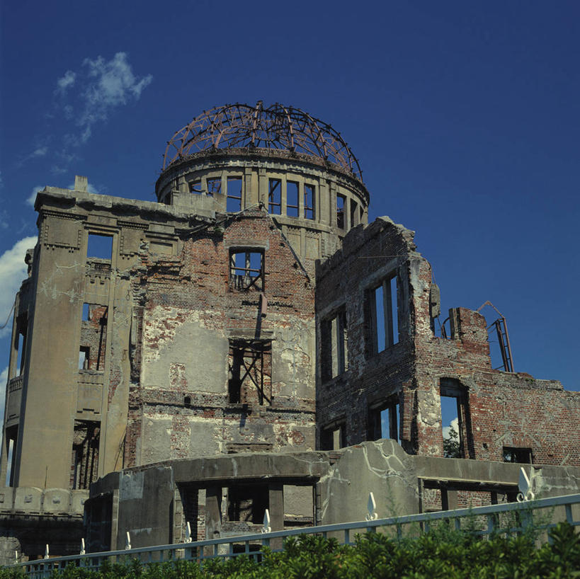 无人,公园,横图,室外,白天,仰视,旅游,度假,名胜古迹,树林,植物,标志建筑,地标,建筑,广岛县,日本,亚洲,阴影,遗迹,光线,影子,云,云朵,云彩,古迹,文物,娱乐,建设,古建筑,树,树木,蓝色,绿色,白云,蓝天,天空,阳光,自然,天,享受,休闲,旅游胜地,放松,生长,晴朗,成长,古文明,东亚,本州,本州岛,日本国,广岛和平纪念公园,広岛,中国地方,晴空,彩图,低角度拍摄