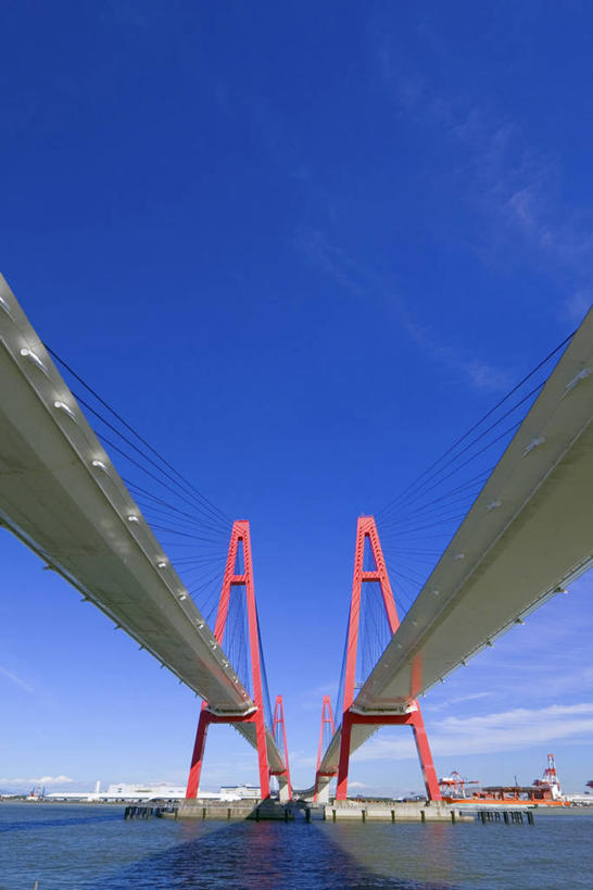 无人,竖图,室外,白天,仰视,旅游,度假,海浪,海洋,标志建筑,大桥,地标,建筑,桥梁,爱知县,名古屋,日本,亚洲,阴影,光线,影子,浪花,云,云朵,斜拉桥,桥,云彩,娱乐,建设,蓝色,白云,蓝天,天空,阳光,海水,天,享受,休闲,旅游胜地,放松,晴朗,海景,东亚,本州,本州岛,日本国,中部地方,爱知,县厅,名古屋市,斜张桥,大海,风浪,海,海水的波动,近岸浪,涌浪,晴空,彩图,低角度拍摄,名港中央大桥,日本名港中央大桥