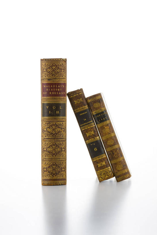 无人,竖图,室内,特写,白天,白色背景,正面,静物,书籍,阴影,反射,影子,书本,三本,摄影,影棚,书,图书,彩图,影棚拍摄,拍摄