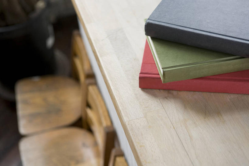 无人,横图,俯视,室内,特写,白天,桌子,静物,书籍,椅子,一堆,阴影,堆叠,堆积,朦胧,模糊,反射,影子,木椅,书桌,课桌,书本,三本,堆,书,图书,彩图,高角度拍摄