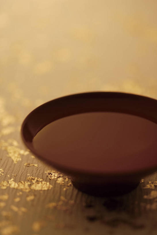 清酒,无人,竖图,俯视,室内,特写,白天,阴影,朦胧,模糊,反射,影子,陶瓷,陶瓷制品,酒类,酒,饮料,一个,酒杯,单个,彩图,高角度拍摄