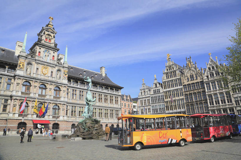 西方人,站,坐,走,横图,室外,白天,仰视,度假,美景,植物,城市风光,城市,公共汽车,旗帜,国旗,雕塑,比利时,欧洲,欧洲人,行人,游客,游人,阴影,服装,艺术,装饰,光线,雕刻,雕像,影子,景观,云,云朵,巴士,公交车,许多人,云彩,注视,休闲装,娱乐,路人,旅客,车,树,树木,衣服,蓝色,绿色,白云,蓝天,天空,阳光,自然,工艺品,交通工具,天,观察,看,站着,一群人,享受,休闲,休闲服,景色,放松,服饰,生长,晴朗,成长,观看,纪念,美术,察看,西欧,关注,载具,主题,陈列,首府,功能,美学,比利时王国,安特卫普,过客,弗拉芒.布拉班特省,弗拉芒大区,男人,男性,年轻男性,年轻女性,女人,女性,白种人,旗,晴空,步行,散步,站立,走路,坐着,彩图,低角度拍摄,全身,安特卫普省