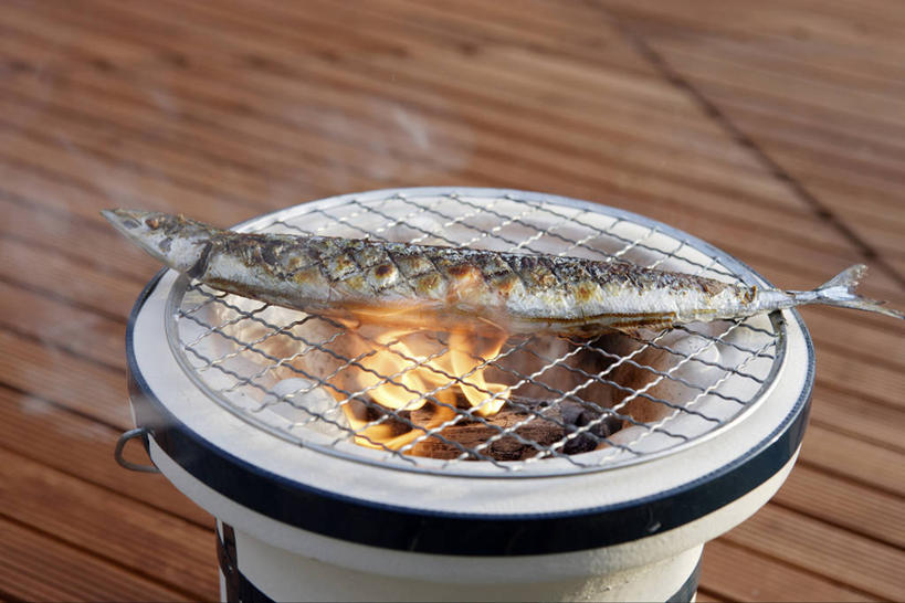 无人,横图,俯视,室外,特写,白天,烹饪,烧烤,雾,一条,沸腾,朦胧,模糊,蒸汽,秋刀鱼,鱼,日本料理,料理,食品,烤架,水蒸气,烤肉,水产,菜肴,美食,鱼类,食物,日式料理,日式,铁架,佳肴,竹刀鱼,刀鱼,水生动物,水生物,蒸发,彩图,高角度拍摄,淡水生物,河鲜