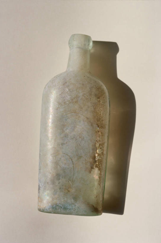 无人,竖图,俯视,室内,特写,白天,白色背景,静物,阴影,古老,破旧,陈旧,反射,影子,玻璃制品,一个,玻璃瓶,瓶子,摄影,影棚,单个,残破,彩图,高角度拍摄,影棚拍摄,拍摄