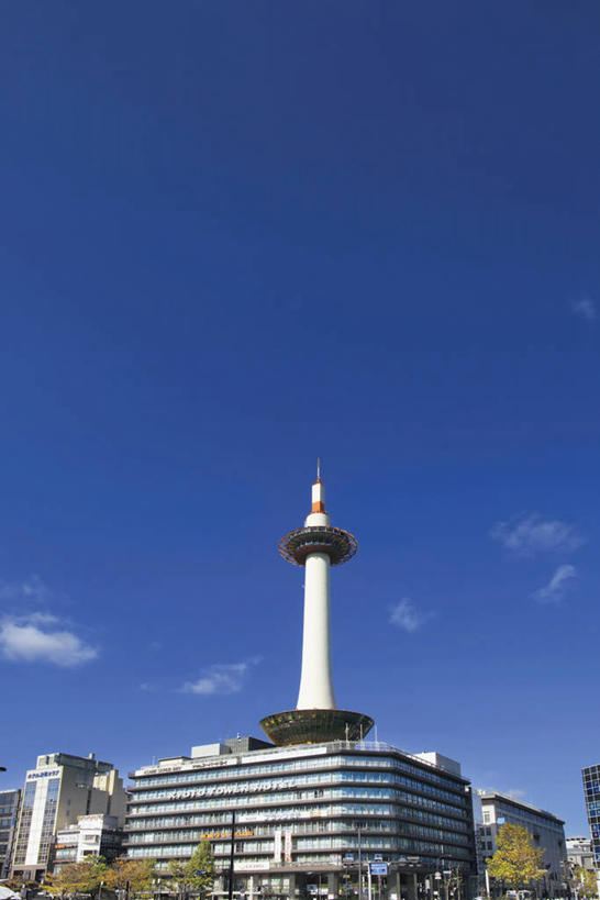 无人,家,竖图,室外,白天,仰视,旅游,度假,标志建筑,地标,建筑,京都,日本,亚洲,阴影,高大,光线,影子,房屋,屋子,云,云朵,塔,宏伟,云彩,娱乐,建设,楼房,住宅,蓝色,白云,蓝天,天空,阳光,天,享受,休闲,旅游胜地,放松,京都府,晴朗,东亚,本州,本州岛,日本国,近畿地方,近畿,京都塔,高峻,嵬峨,晴空,彩图,低角度拍摄,房子