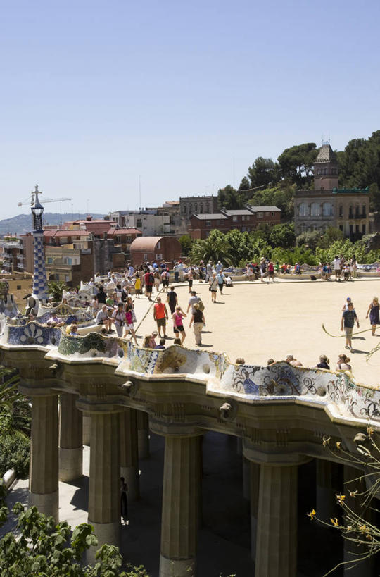 西方人,背部,公园,家,坐,走,竖图,室外,白天,正面,度假,美景,树林,植物,城市风光,城市,西班牙,欧洲,巴塞罗那,欧洲人,行人,游客,游人,阴影,服装,裤子,光线,影子,房屋,墙,屋子,景观,公寓,许多人,注视,休闲裤,休闲装,娱乐,洋房,楼房,桂尔公园,路人,旅客,墙壁,墙面,住宅,树,树木,衣服,蓝色,绿色,蓝天,天空,阳光,自然,天,观察,看,一群人,享受,休闲,休闲服,景色,放松,服饰,生长,晴朗,成长,观看,察看,关注,南欧,万里无云,首府,加泰罗尼亚,西班牙王国,过客,男人,男性,年轻男性,年轻女性,女人,女性,白种人,晴空,晴空万里,步行,散步,走路,坐着,彩图,全身,房子