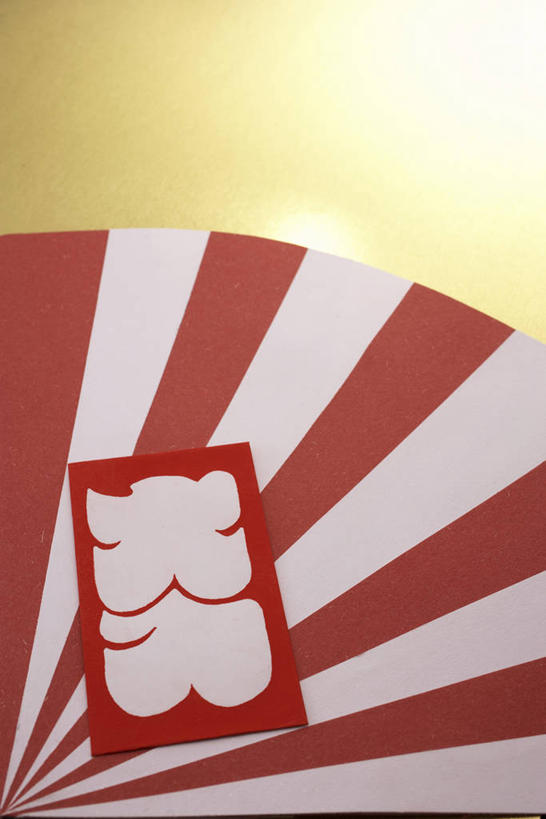 无人,竖图,俯视,室内,特写,白天,静物,阴影,风俗,民俗,反射,影子,红色,白色,恭喜,摄影,红包,影棚,祝贺,祝愿,民风,习气,习惯,红封包,彩图,高角度拍摄,影棚拍摄,拍摄