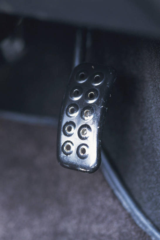 无人,竖图,俯视,室内,特写,白天,静物,金属制品,阴影,朦胧,模糊,反射,金属,影子,一个,单个,加速踏板,油门,油门踏板,彩图,高角度拍摄