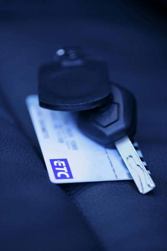 无人,竖图,俯视,室内,特写,白天,安全,静物,一把,一张,阴影,反射,影子,防护,钥匙,卡,保护,开启,封闭,保险,私密,车钥匙,保全,周全,安稳,安定,防盗,汽车钥匙,平安,彩图,高角度拍摄