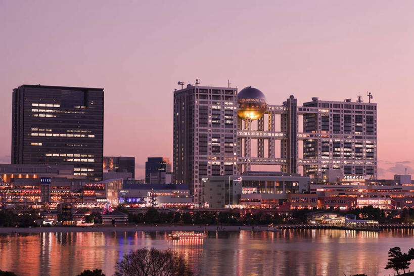 无人,高楼大厦,横图,室外,白天,正面,旅游,度假,河流,日落,水,植物,标志建筑,大厦,地标,建筑,摩天大楼,东京,日本,亚洲,河水,水流,晚霞,霞光,落日,富士电视台,娱乐,建设,树,树木,绿色,倒影,自然,黄昏,享受,休闲,旅游胜地,彩霞,放松,生长,成长,御台场,倒映,东亚,本州,关东地方,本州岛,日本国,东京都,县厅,港区,东京市,东京港,台场,夕照,反照,薄暮,夕阳,彩图,傍晚,大楼,高层建筑,高楼,摩天楼,株式会社富士电视,斜阳