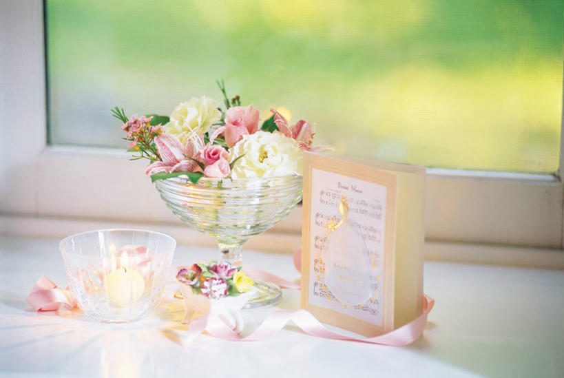 无人,横图,室内,特写,白天,正面,水,窗户,杯子,阴影,朦胧,模糊,盛开,反射,液体,影子,水滴,花蕾,玻璃窗,玻璃制品,花,花瓣,花朵,鲜花,水杯,花苞,花蕊,请帖,书信,玻璃杯,彩图,简帖,请柬