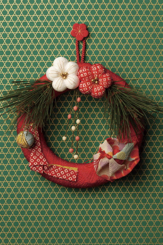 无人,竖图,室内,特写,白天,正面,松树,阴影,节日,庆祝,装饰,盛开,反射,花环,影子,花蕾,文化,花,花瓣,花朵,鲜花,花苞,花蕊,庆典,纪念,华丽,修饰,点缀,坚定,衬托,美观,雅致,雅观,长寿,贞洁,彩图,日本新年