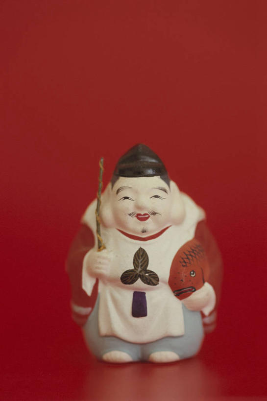 东方人,一个人,无人,站,笑,微笑,竖图,室内,特写,白天,正面,静物,钓鱼竿,雕塑,亚洲,仅一个男性,仅一个人,阴影,红色背景,日本文化,艺术,装饰,反射,雕刻,雕像,影子,注视,黄种人,文化,仅一个年轻男性,一个,财神爷,工艺品,观察,看,祈祷,祈福,站着,健康,许愿,财富,摄影,影棚,单个,观看,纪念,渔具,祈求,美术,察看,关注,主题,陈列,财神,功能,美学,保佑,庇佑,神灵,惠比寿,惠比须,土地神,平安,男人,男性,年轻男性,亚洲人,钓竿,鱼竿,站立,彩图,全身,影棚拍摄,钓鱼,拍摄,传统文化