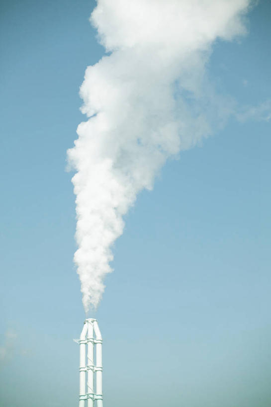 无人,工厂,竖图,室外,白天,仰视,度假,烟囱,美景,城市风光,城市,爱知县,日本,亚洲,阴影,光线,影子,景观,娱乐,蓝色,蓝天,天空,阳光,天,享受,休闲,景色,放松,工业,晴朗,污染,废气,危害,有害,东亚,本州,万里无云,本州岛,日本国,中部地方,爱知,环境污染,晴空,晴空万里,彩图,低角度拍摄,制造厂,大气污染,工业废气,工业污染,化学污染,污染物,有害气体,生产工厂