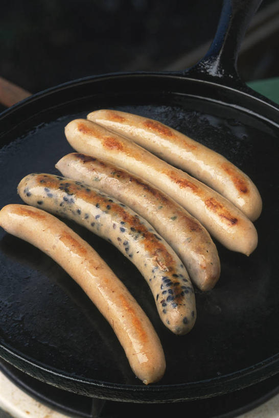 无人,竖图,俯视,室内,特写,白天,烹饪,厨具,金属制品,一排,许多,阴影,朦胧,模糊,整齐,反射,金属,锅子,影子,香肠,腊肠,很多,锅,排列,煎锅,锅具,队列,烹饪用具,烹调用具,烹调,彩图,高角度拍摄