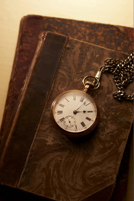 无人,竖图,俯视,室内,特写,白天,复古,静物,书籍,阴影,朦胧,模糊,时间,反射,时钟,影子,计时,怀表,书本,钟表,表,两本,挂表,书,图书,钟,彩图,高角度拍摄