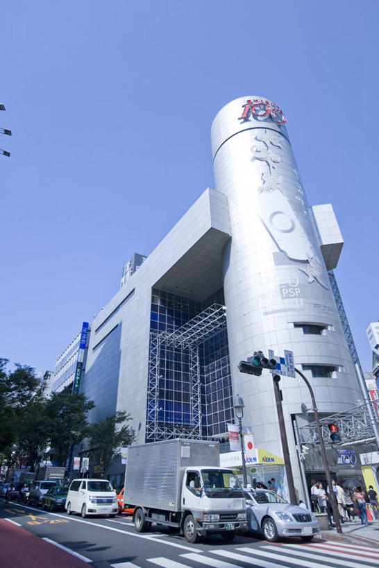 无人,高楼大厦,竖图,室外,白天,仰视,度假,美景,植物,城市风光,城市,大厦,道路,建筑,路,路灯,摩天大楼,人行横道,公路,车站,照明,东京,日本,亚洲,阴影,光线,影子,景观,人行道,灯光,分界线,停车线,站台,交通,娱乐,月台,灯,树,树木,蓝色,绿色,蓝天,天空,阳光,自然,天,享受,休闲,景色,放松,生长,晴朗,成长,车行道,车行道分界线,照亮,照明设备,标线,人行横道线,东亚,车行线,本州,万里无云,关东地方,本州岛,日本国,东京都,涩谷,涉谷,涩谷区,晴空,晴空万里,斑马线,马路,彩图,低角度拍摄,大楼,高层建筑,高楼,摩天楼,涩谷站