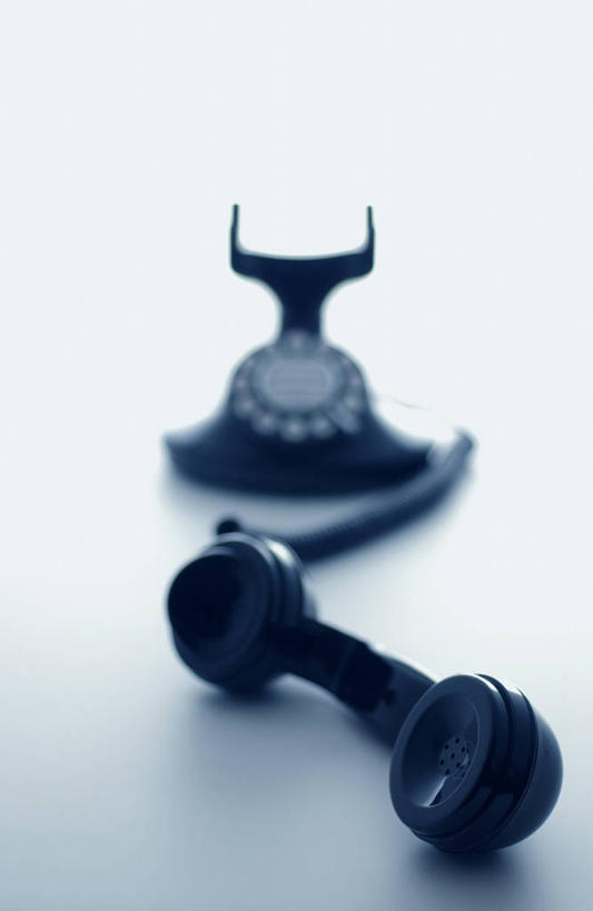 无人,打电话,竖图,俯视,室内,特写,白天,静物,电话,阴影,灰色背景,朦胧,模糊,反射,影子,通讯设备,一个,黑色,话筒,电话线,摄影,影棚,单个,交流,老式电话,电话机,沟通,通话,彩图,高角度拍摄,影棚拍摄,拍摄,旋转号盘电话机