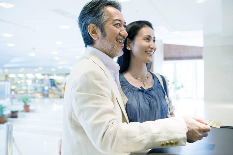 东方人,中年人,两个人,家庭,夫妻,前台,宾馆,站,笑,微笑,露齿笑,横图,室内,白天,正面,爱情,桌子,酒店,亚洲,握,服装,朦胧,模糊,办公桌,浪漫,拿,拿着,注视,休闲装,黄种人,衣服,观察,看,站着,休闲,温暖,温馨,一家人,休闲服,服务台,房卡,恩爱,握着,恋人,服饰,观看,旅社,和睦,察看,开启,关注,住宿,保全,就寝,平安,男人,男性,女人,女性,中年男性,中年女性,亚洲人,夫妇,情侣,站立,半身,彩图,客店,客栈,旅店,旅馆,帮助台,呼叫台,商旅,伴侣,融洽