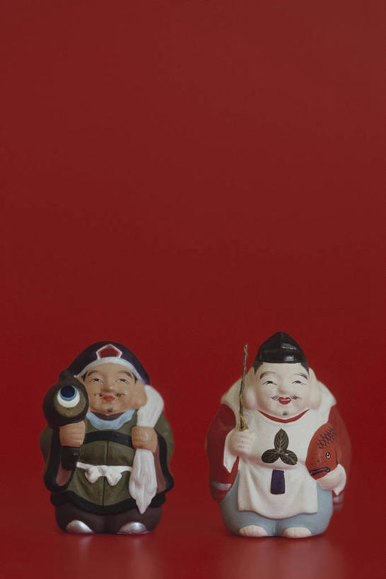 东方人,无人,两个人,站,笑,微笑,竖图,室内,白天,正面,静物,雕塑,亚洲,阴影,红色背景,日本文化,艺术,装饰,反射,雕刻,雕像,影子,注视,黄种人,文化,财神爷,工艺品,观察,看,祈祷,祈福,站着,健康,许愿,财富,摄影,影棚,观看,纪念,祈求,美术,察看,关注,主题,陈列,财神,功能,美学,保佑,庇佑,七福神,神灵,大黑天,大黑天神,惠比寿,惠比须,土地神,平安,老年男性,男人,男性,亚洲人,站立,彩图,全身,影棚拍摄,拍摄,传统文化