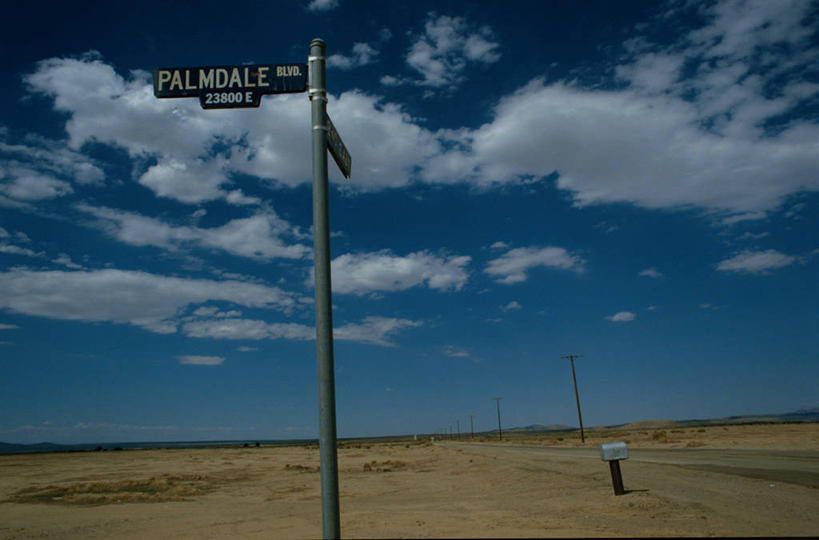 无人,横图,室外,白天,正面,旅游,度假,美景,植物,指示牌,美国,阴影,枯萎,光线,英文,标志,路标,文字,影子,字符,字母,景观,云,云朵,枯草,云彩,娱乐,标识,路牌,草,黄色,蓝色,白云,蓝天,天空,阳光,自然,天,享受,休闲,景色,放松,晴朗,英文字母,北美,北美洲,加利福尼亚,自然风光,美洲,加州,加利福尼亚州,金州,黄金州,北亚美利加洲,亚美利加洲,莫哈维沙漠,晴空,彩图,洛杉矶县,美利坚合众国,棕榈谷